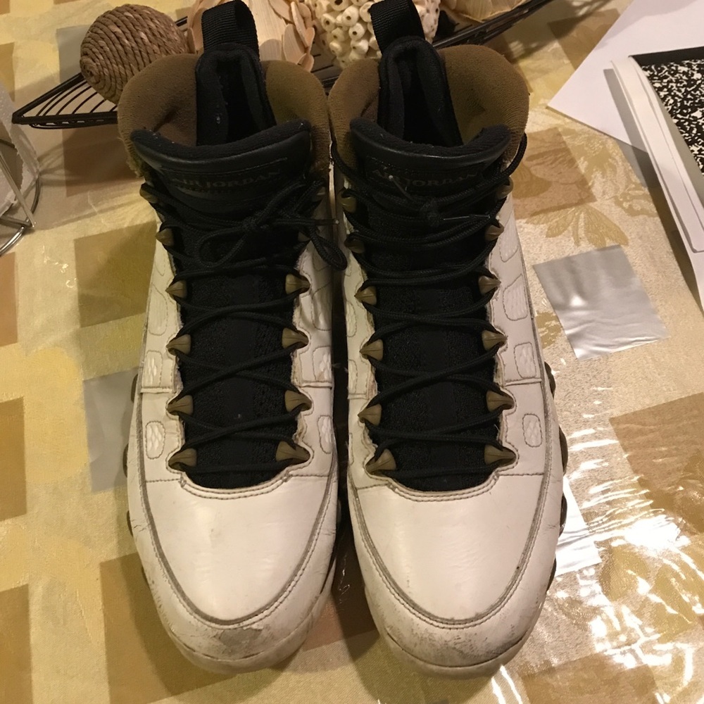 JORDAN 9s Staute