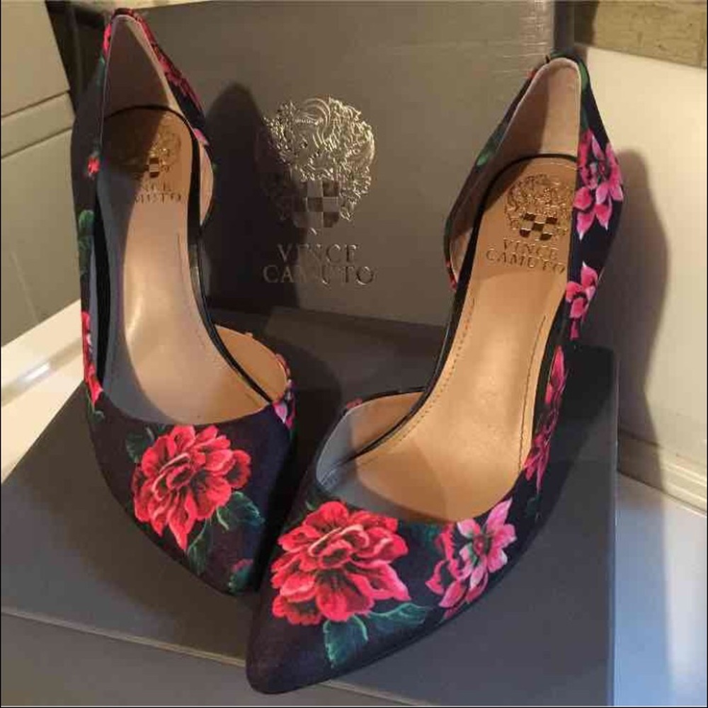 🌺Vince Camuto🌺 Floral Black and red pumps