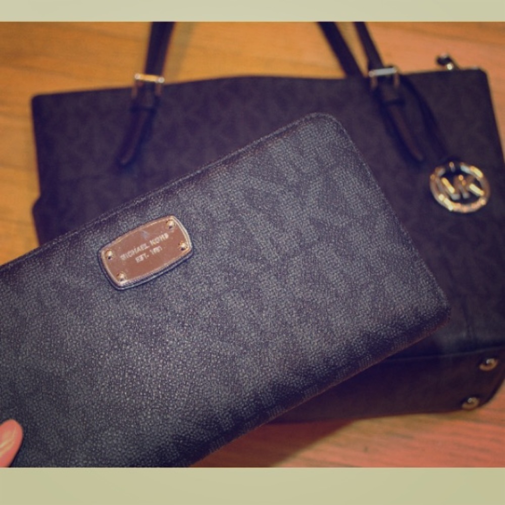 🚫SOLD🚫  Set Michael Kors (purse & large wallet)