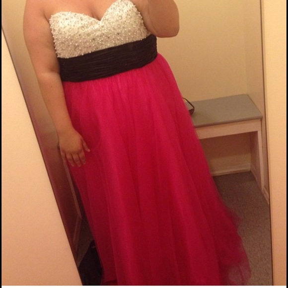 PLUS SIZE PROM DRESS - Picture 2 of 2