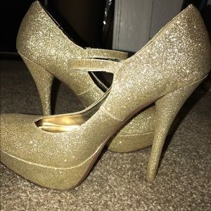Gold sparkly pumps