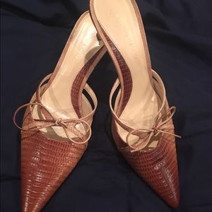 Cute fashionable Antonio Melani 3" heels.