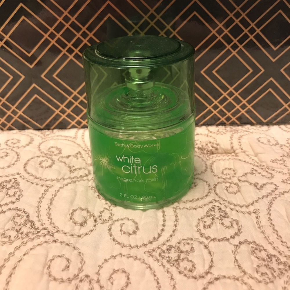 White citrus fragrance mist