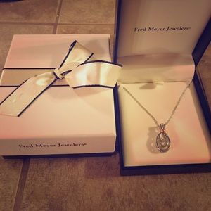 Spinning diamond knecklace