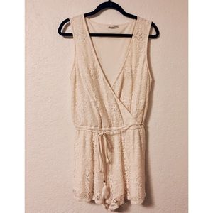✨SALE✨American Eagle Cream Crochet Romper