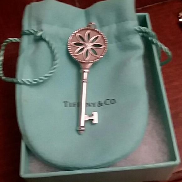 Daisy Key With Diamond Pendant - Picture 1 of 1