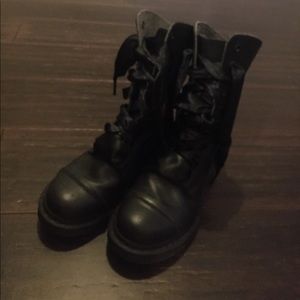 Dr.Martin airwair combat style wide laced boot.
