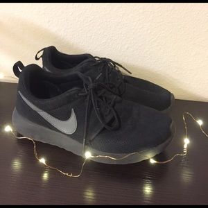Nike All Black Roshes