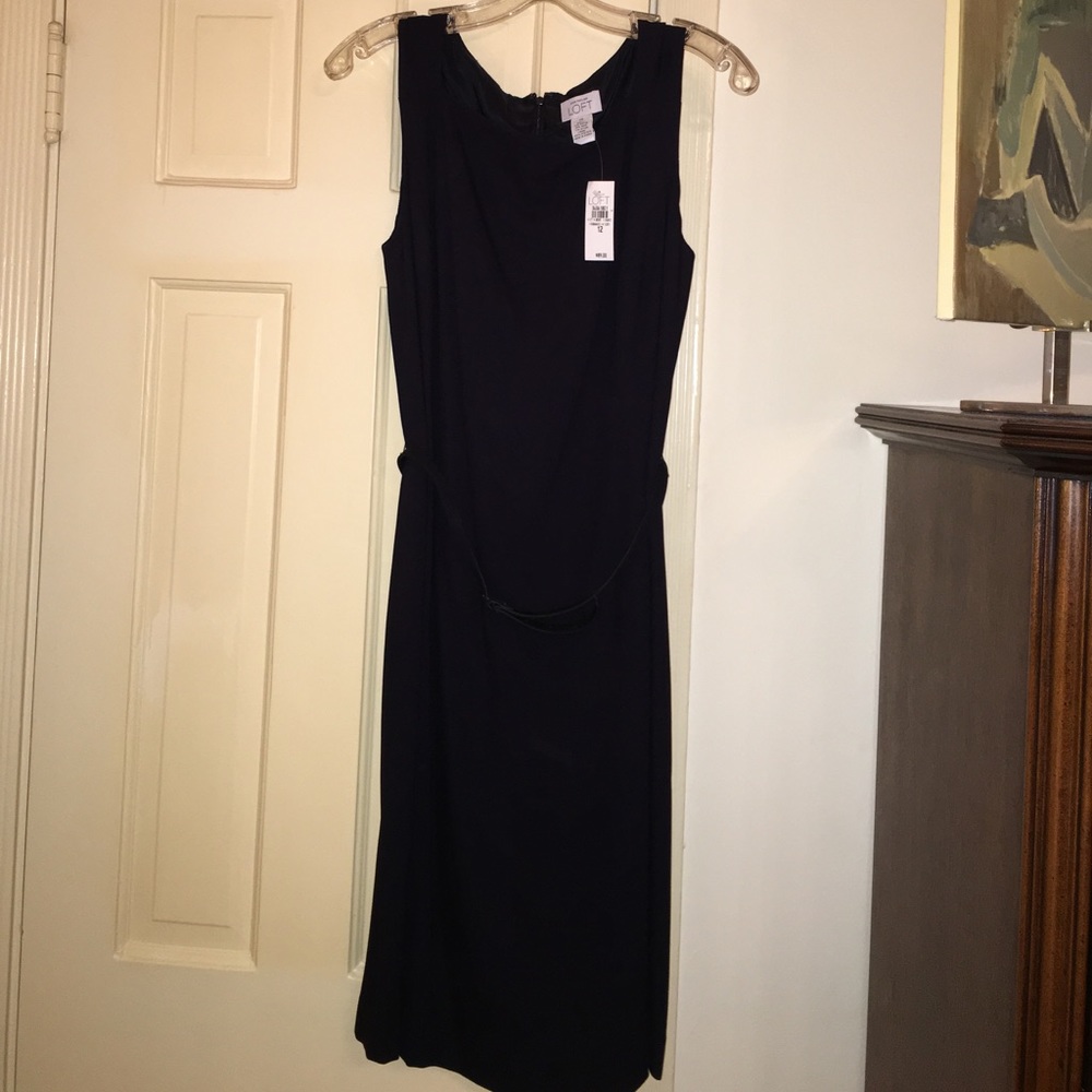 Black rayon/wool/nylon crepe shift dress with belt