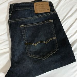 Men's AE medium wash extreme flex jeans. NWOT