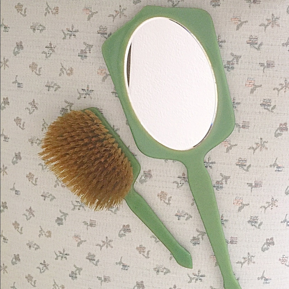 Vintage 1930s Lucite/plastic Green Vanity Set - Picture 3 of 6