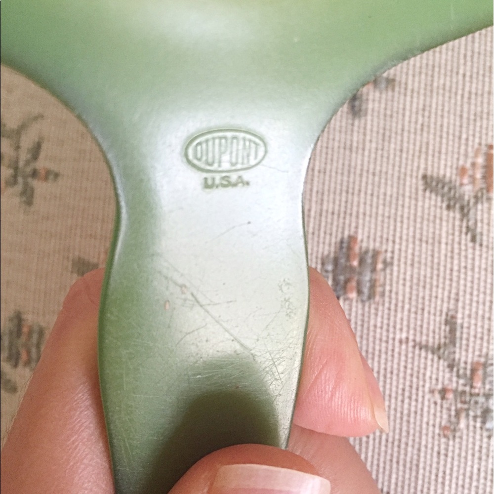 Vintage 1930s Lucite/plastic Green Vanity Set - Picture 4 of 6