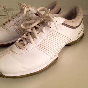 Nike 7.5 women's golf shoes. Nearly new.