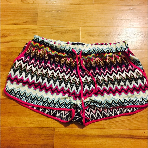 Nu Look tribal shorts - Picture 2 of 5