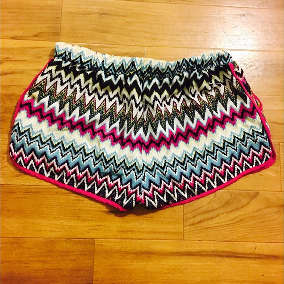 Nu Look tribal shorts - Picture 3 of 5
