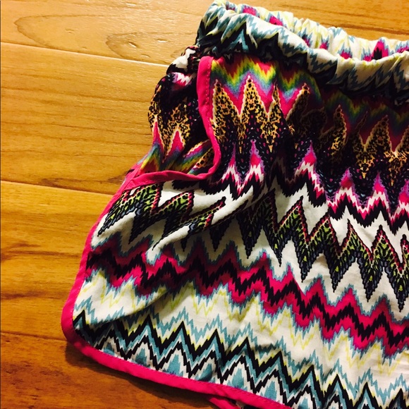 Nu Look tribal shorts - Picture 5 of 5