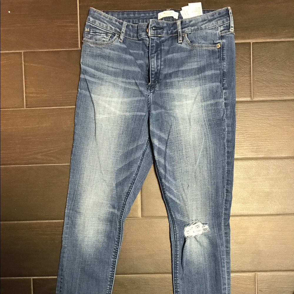 Abercrombie ripped ankle jean
