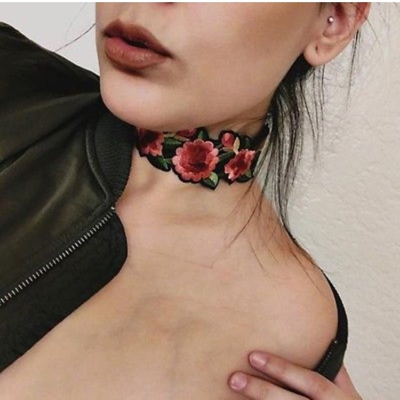 Flower  Choker - Picture 2 of 8