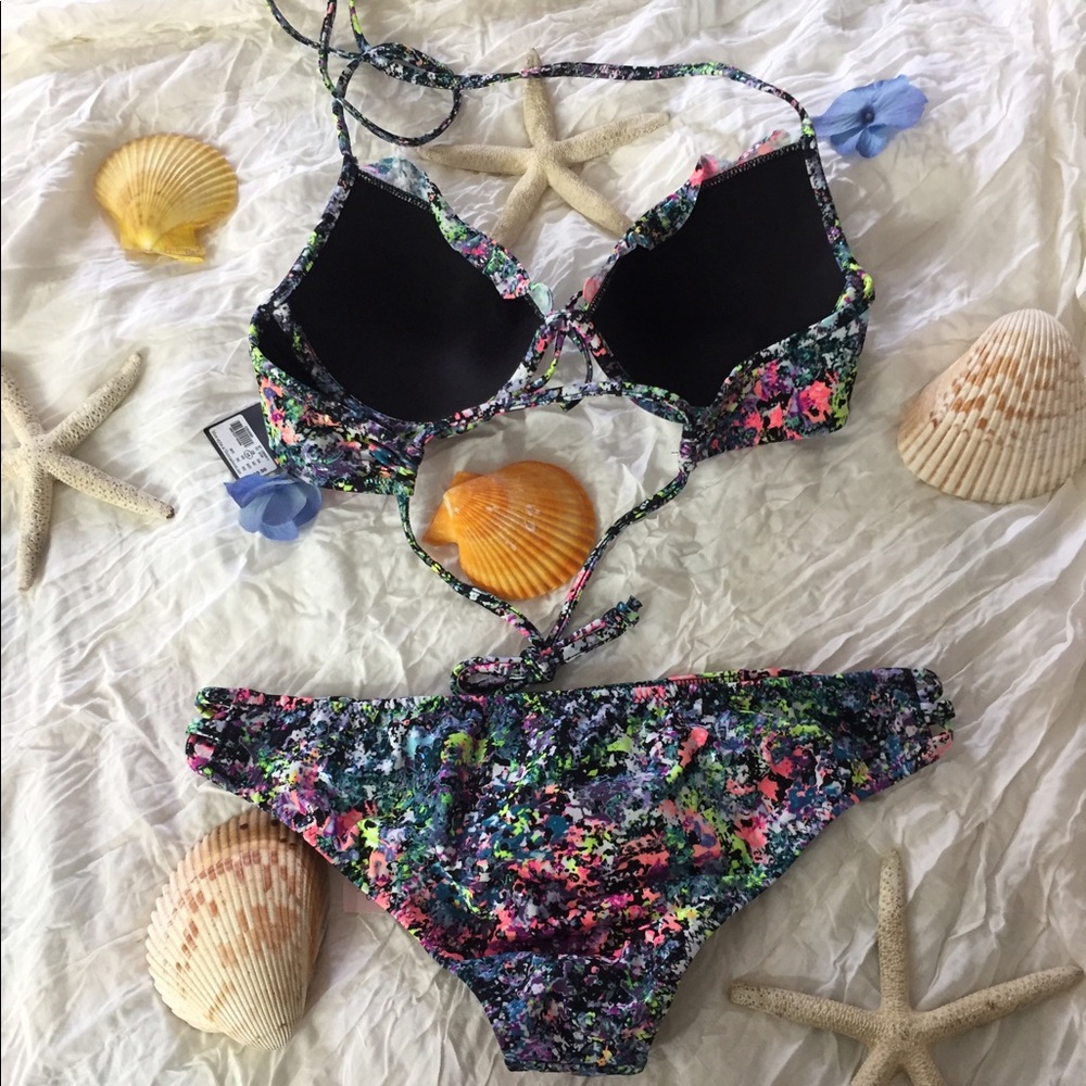 Bikinis - Picture 2 of 2
