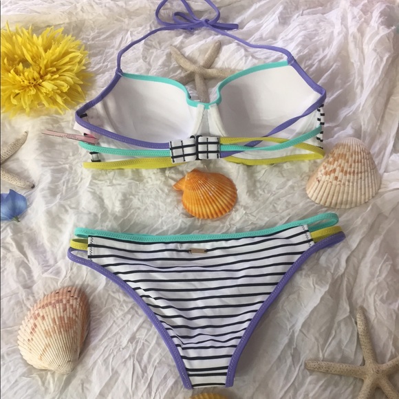 Bikinis - Picture 2 of 2