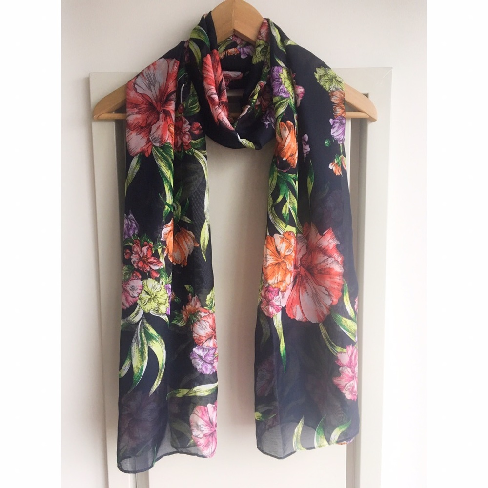 ‼️PRICE DROP‼️🌺 Floral Scarf🌺