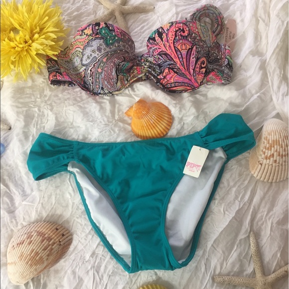 Bikinis - Picture 1 of 2