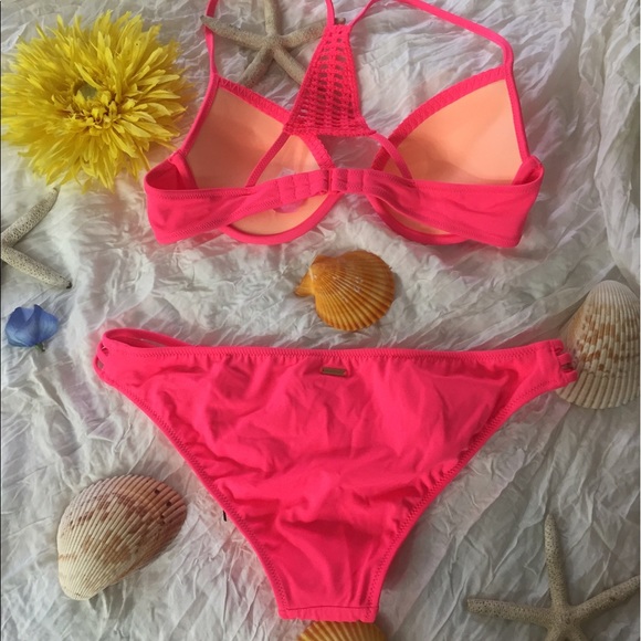 Bikinis - Picture 2 of 2