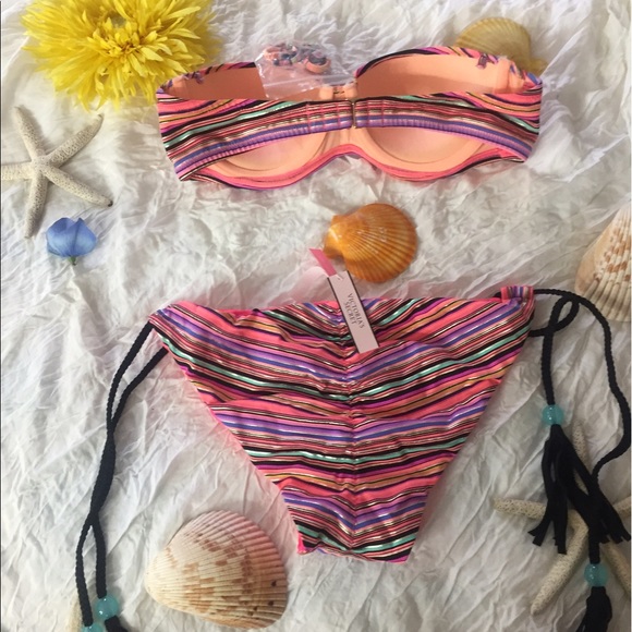 Bikinis - Picture 2 of 2