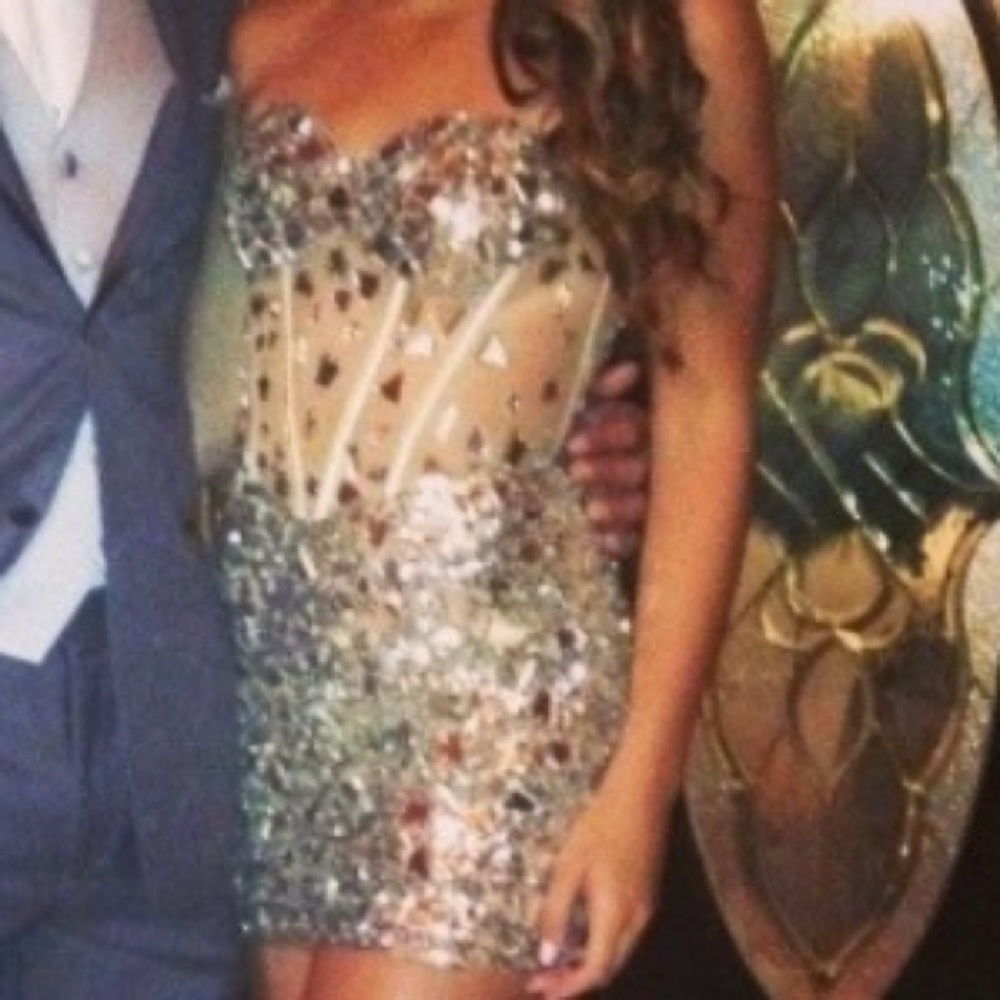 Prom dresses - Picture 2 of 3