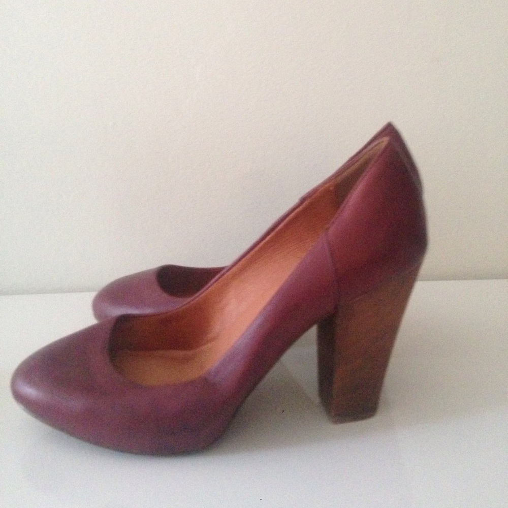 Size 6 Madewell burgundy leather heels.