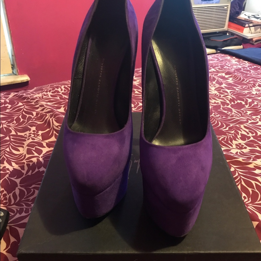 Shoes - Picture 2 of 4