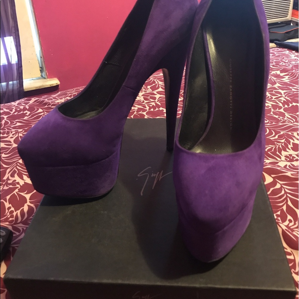 Shoes - Picture 3 of 4