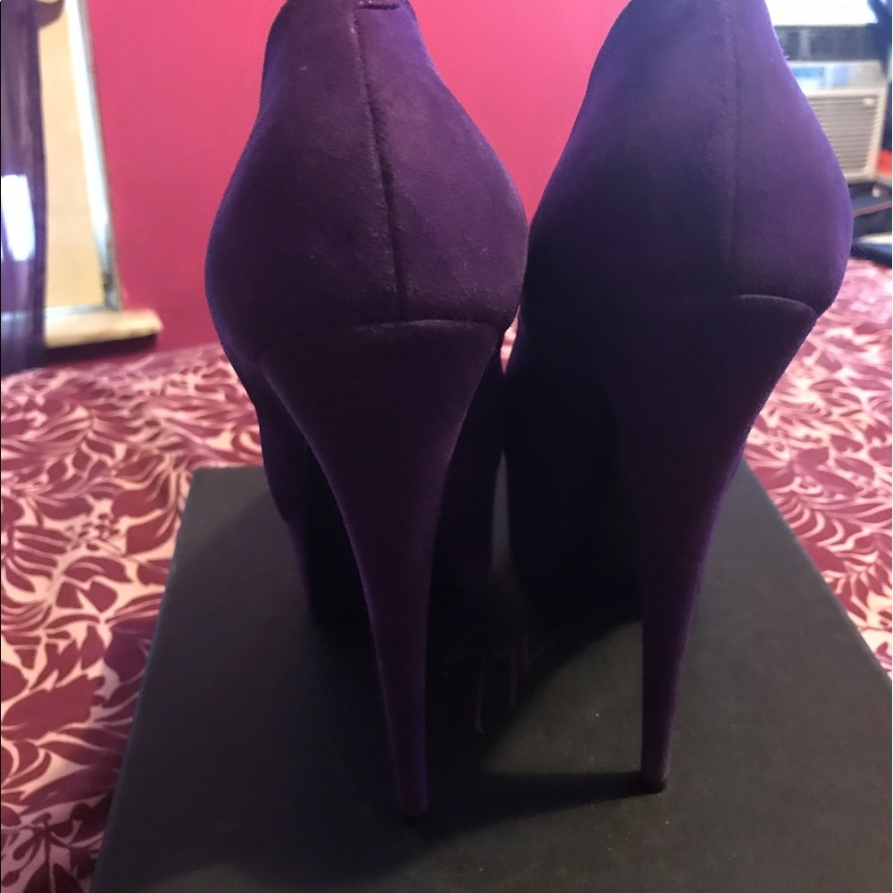 Shoes - Picture 4 of 4