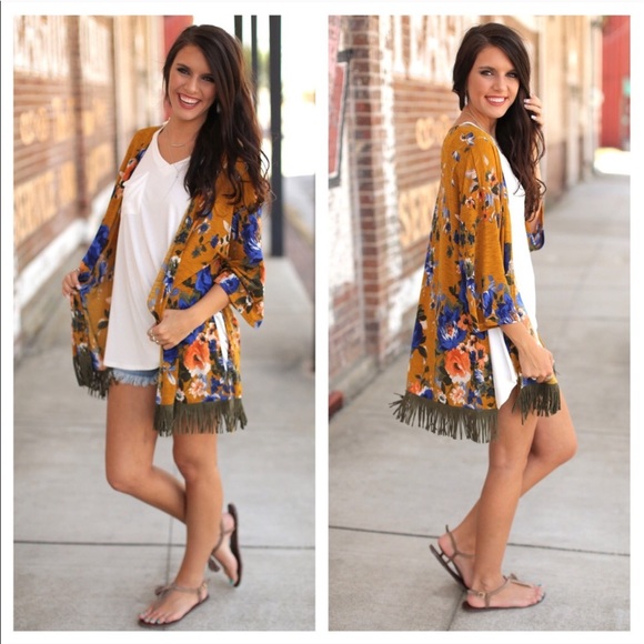 🎉🎉 Boho Chic Fringed Kimono - Picture 2 of 3