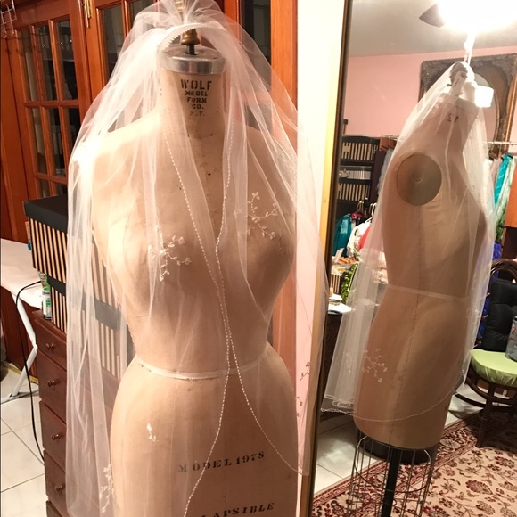 Scalloped Edge Veil with Bead and Crystal Motif main image 3