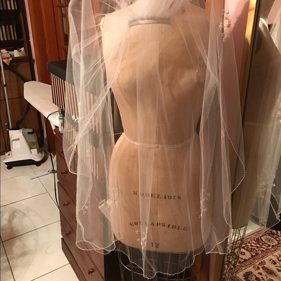Scalloped Edge Veil with Bead and Crystal Motif