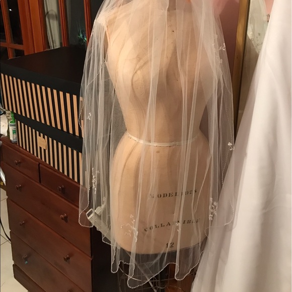 Scalloped Edge Veil with Bead and Crystal Motif main image 2