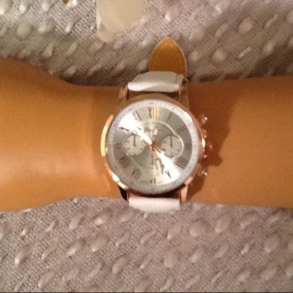 Geneva Jewelry - Ladies Watch New White leather Band Roman Numerals