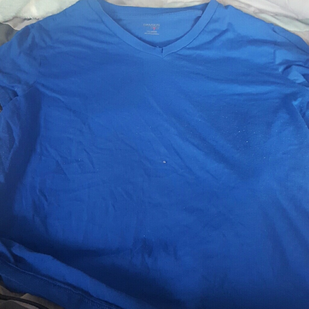 NEVER WORN classic v neck tee