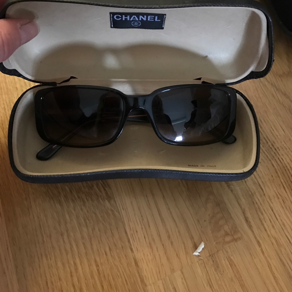 Chanel Su glasses