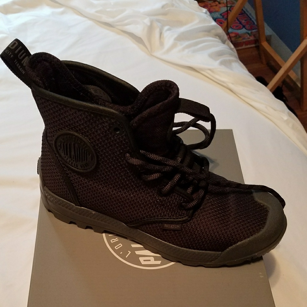 Palladium blk/ gray combat boots