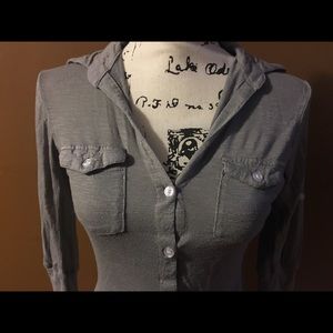 GRAY LADIES BUTTUN UP SIZE LARGE SHIRT