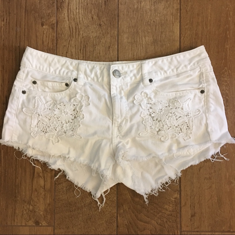 American Eagle white shorts with appliqué pocket