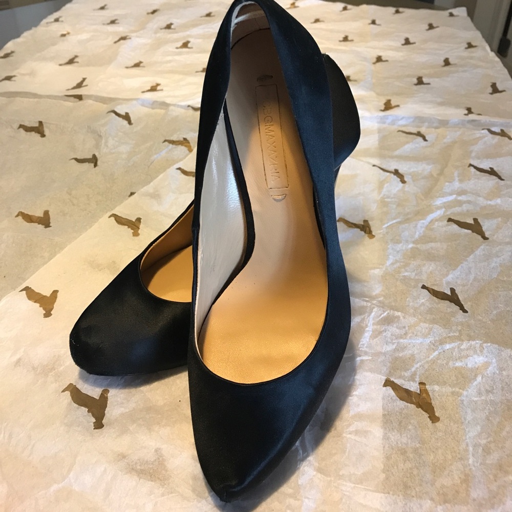 Like new BCBGMAXAZRIA satin Skyla stiletto pump