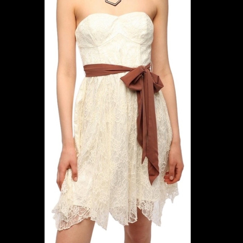 Urban Outfitters size 4 NWOT Cream Lacey Dress