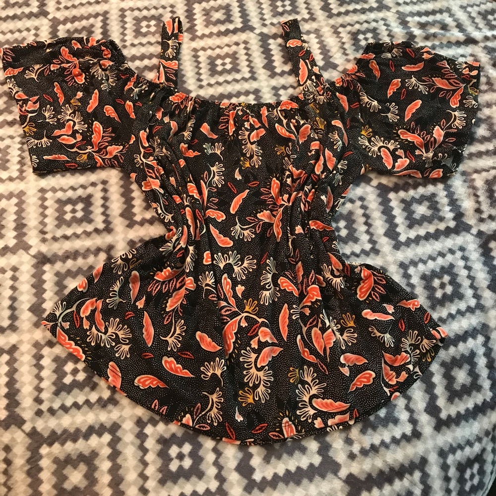 ❌SOLD❌On the shoulder off the shoulder flowy top