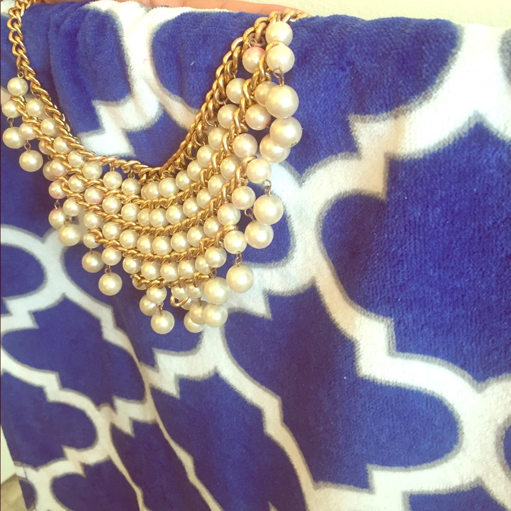 Necklace white pearls
