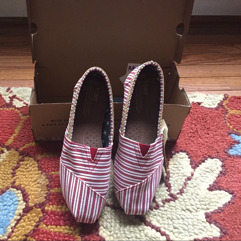 NWT TOMS 7.5 canvas shoes