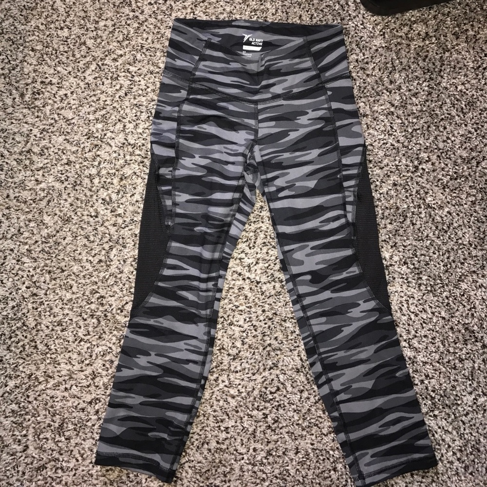 Old navy active camo Capri