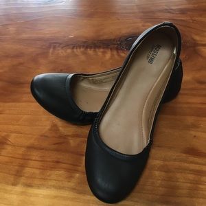 Black flat ballet style flats.